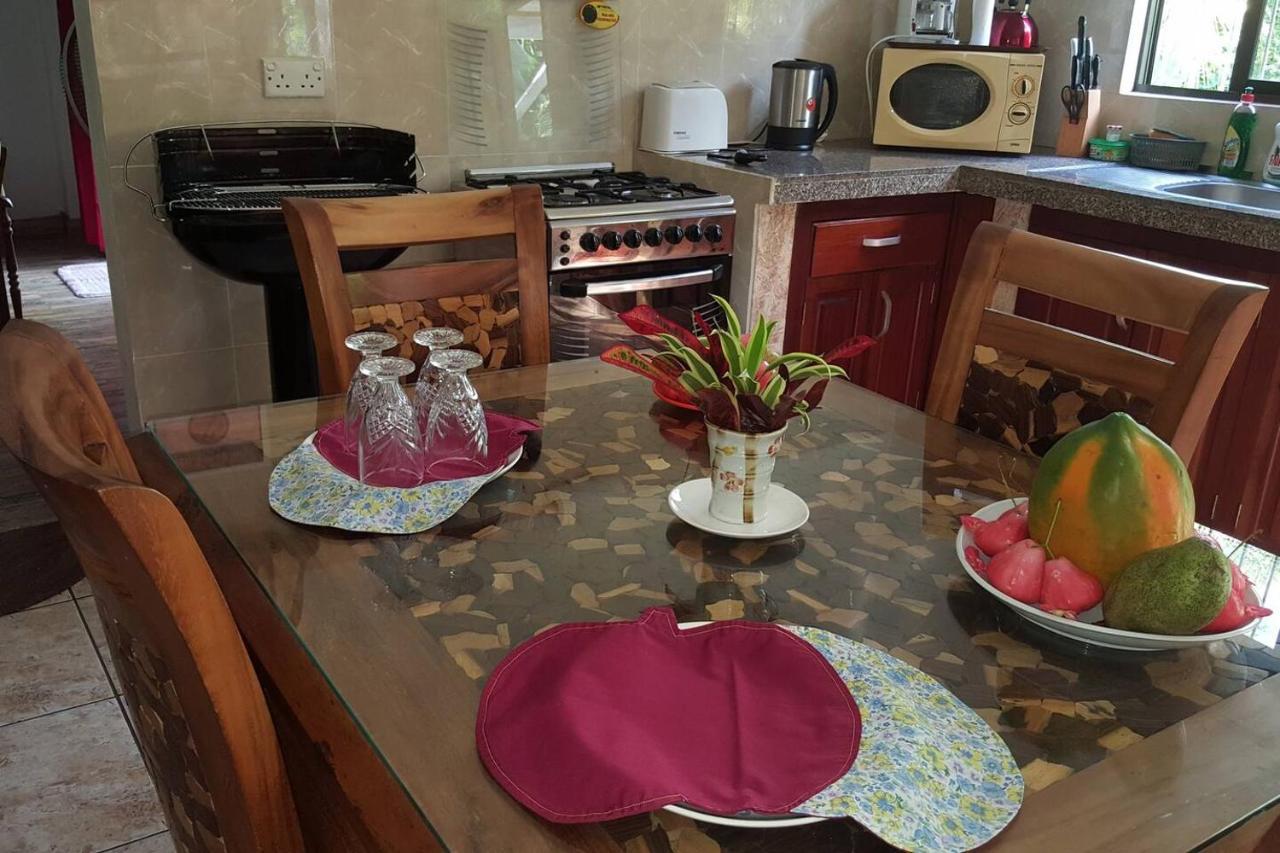 Gigi'S Self Catering Apartment Port Glaud ภายนอก รูปภาพ